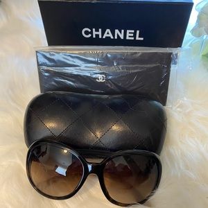 CHANNEL sunglass